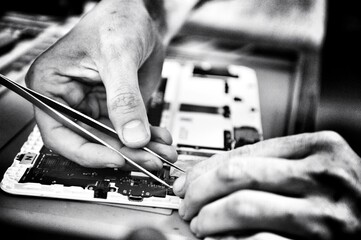 Gros plan mains qui travaillent