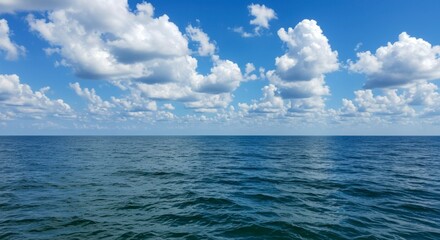 Obraz premium Vast ocean under a partly cloudy sky