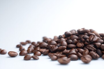 Naklejka premium Roasted coffee beans on a white background. Rich, dark brown tones.
