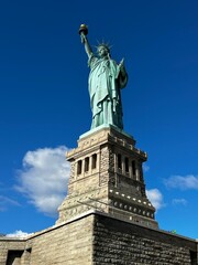Obraz premium The statue of Liberty on a sunny day
