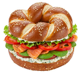 Laugenbrötchen mit Lachs, Tomaten, Blattspinat und Kräuterfrischkäse, isoliert auf weißem Hintergrund