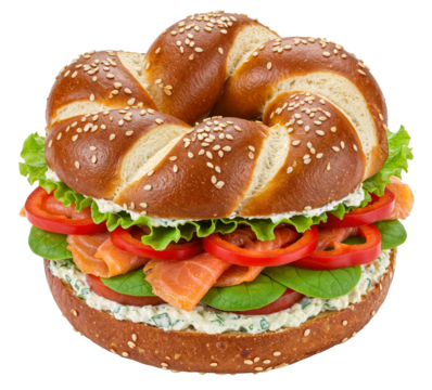 Laugenbrötchen mit Lachs, Tomaten, Blattspinat und Kräuterfrischkäse, isoliert auf weißem Hintergrund