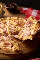 pizza con mucho queso en fondo de madera