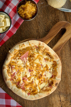 pizza hawaiana en fondo de madera