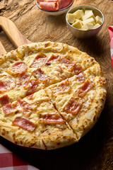 pizza en fondo de madera con luz  ambientaal
