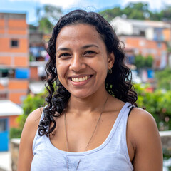 Smiling woman in a scene simulating a Brazilian favela in Rio de Janeiro – AI-generated image