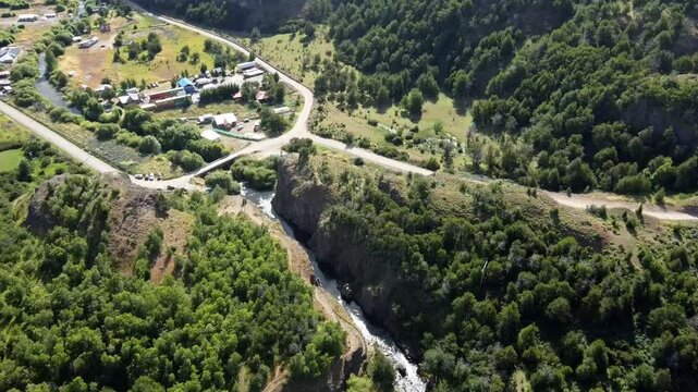 R&iacute;o Coyhaique brilla bajo el sol mientras se abre paso entre &aacute;rboles y pendientes cordilleranas.