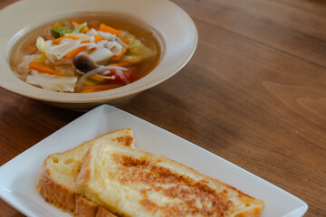 フレンチトーストと野菜スープの朝食