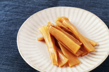 皿の上のメンマ