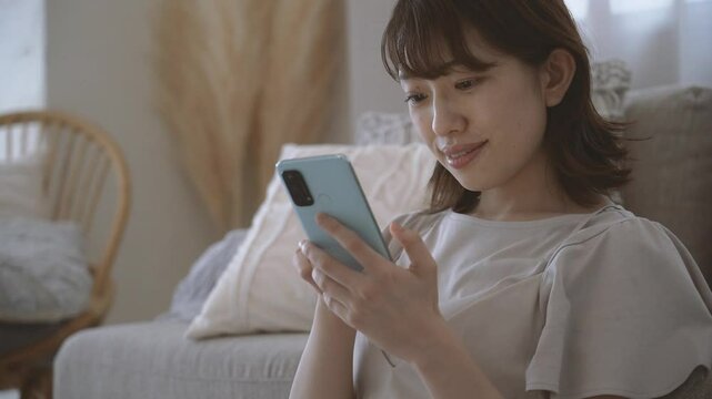 スマートフォンを操作する女性