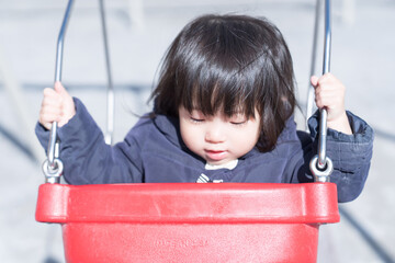 ブランコに乗る日本人の女の子