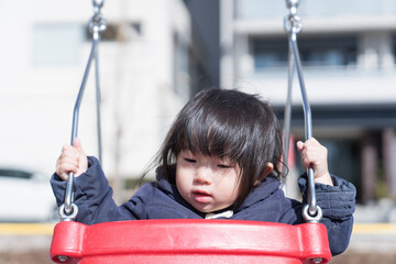 ブランコに乗る日本人の女の子
