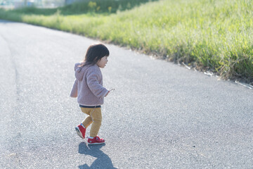 河川敷で遊ぶ女の子