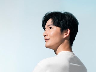 夏の日差しの中にいる日本人男性