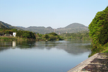 Fototapeta premium 日本：穏やかな阿賀野川の風景／新潟県五泉市