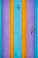 Puerta antigua con diseño colorido y llamativo en azul, morado y naranja – estilo artístico y simétrico ideal para decoración, diseño gráfico o inspiración creativa