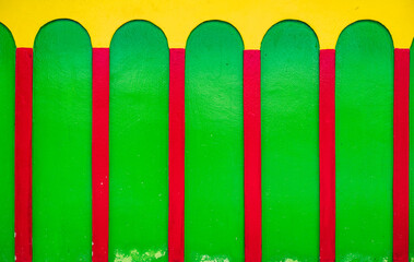Muro decorativo colorido con diseño geométrico en verde, rojo y amarillo - foto de stock 