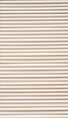 Obraz premium Textura de persiana metálica horizontal blanca con líneas repetitivas - foto de stock 