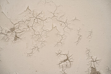 Textura de pared con pintura cuarteada y desgaste visible por paso del tiempo