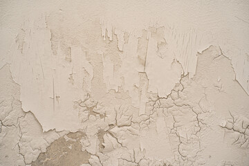 Textura de pared con pintura agrietada y desprendida por envejecimiento 