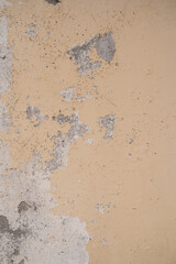 Textura de pared con pintura amarilla deteriorada y manchas de humedad en superficie desgastada - foto de stock