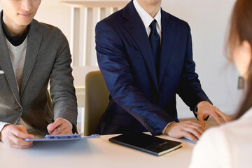 就職活動で面接をするビジネスパーソン