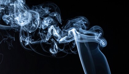 暗闇に漂う白い煙とスモークの演出