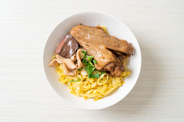 Egg noodles served dry with braised duck