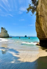 Obraz premium unique rock structure on a beautiful beach during a sunny day