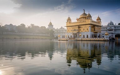 Obraz premium Spring, Amritsar, Punjab ,Fields, Golden Temple glow, India, Golden Temple Reflection at Sunrise