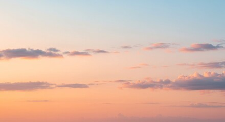 Obraz premium Serene pastel sky with soft clouds during twilight, offering a peaceful vista