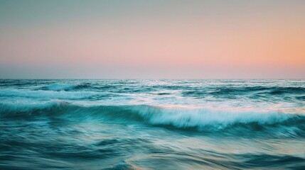Obraz premium Motion Blurred Seascape with Defocused Waves at Sunset Horizon