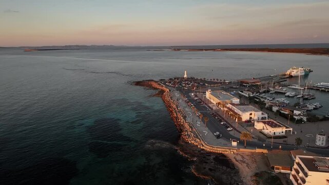 Faro de la Savina en el puerto de Formentera, Islas Baleares
