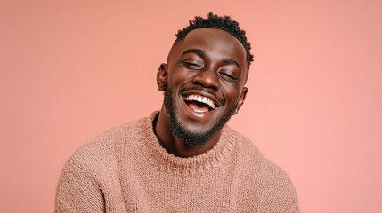 Obraz premium Joyful Young Man Laughing with Kind Expression at the Camera