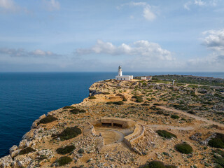 Faro de Cabo de Cavallería, costa norte de Menorca, Islas Baleares, España