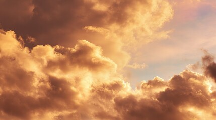 Obraz premium Dreamy Golden Hour Clouds in a Warm Toned Sky