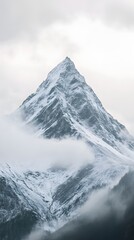 Obraz premium Majestic snow-capped mountain peak (2)