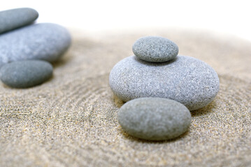 Jardin zen et traces de râteau sur le sable