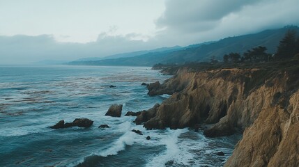 Obraz premium Dramatic coastal scenery of Big Sur California with rugged cliffs and ocean waves