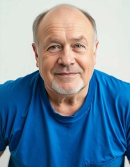 Obraz premium Realistisches Mockup eines älteren Mannes in blauem T-Shirt vor hellem Hintergrund – perfekt für Mode, Werbung und Produktpräsentationen.