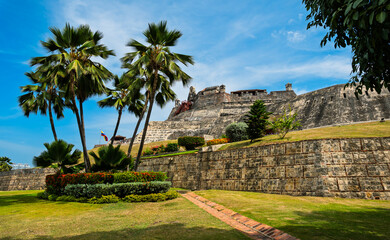 Das Castillo de San Felipe in Cartagena, ein absoluter Touristenhotspot; im Vordergrund eine Gruppe von Palmen
