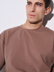 Male model in a T-shirt on a white background.