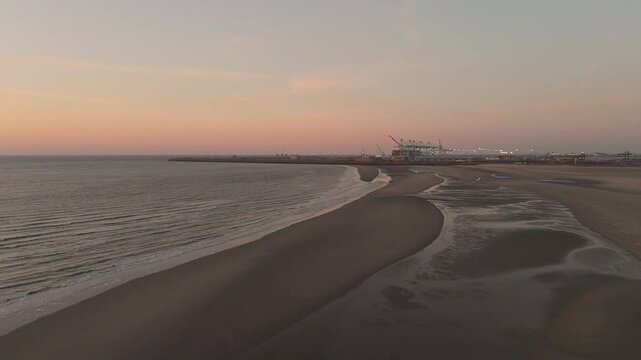 Endless Horizon: Sun Setting Over the Ocean