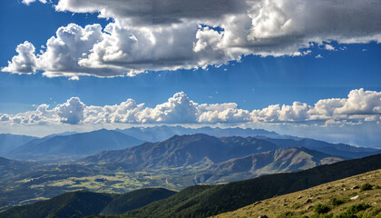 Obraz premium Le paysage magnifique des montagnes sous le ciel bleu