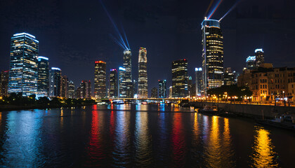 Obraz premium Le reflet des lumières au bord d'un grand lac dans une ville