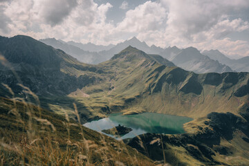 Panoramablick Auf Einen Klaren Bergsee