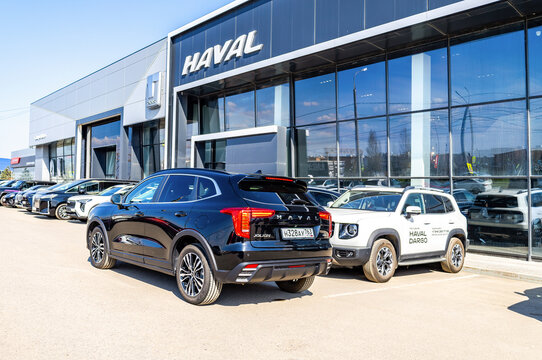 Haval Jolion and Haval Dargo vehicles next the showroom of official dealer