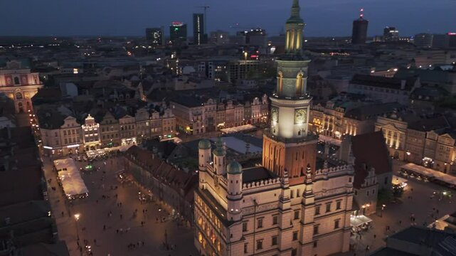 Ratusz w Poznaniu widziany z lotu ptaka w nocnej scenerii