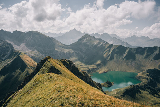 Panoramablick auf den Schrecksee in den Allg&auml;uer Alpen mit t&uuml;rkisfarbenem Bergsee und alpiner Gebirgslandschaft