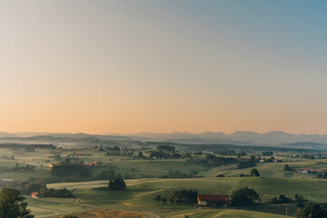 Idyllische Landschaft im West-Allgäu mit verstreuten Bauernhöfen, grünen Wiesen und...